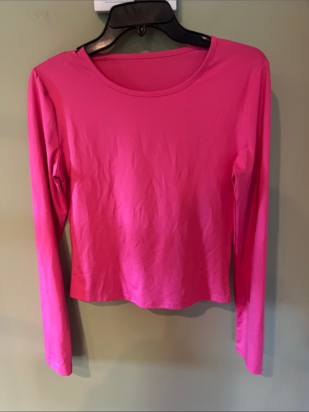 Women’s Hot Pink Long Sleeve Cropped Athletic Crewneck Top. Size M.